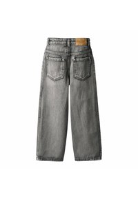 Jean gris à jambes larges avec deux poches arrière et un patch en cuir marron sur la taille.
