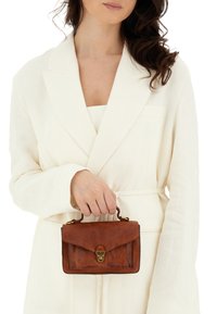 Borsa a mano in pelle marrone con chiusura a gancio, forma rettangolare e manico corto. Texture liscia e design semplice.