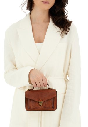 Borsa a mano in pelle marrone con chiusura a gancio, forma rettangolare e manico corto. Texture liscia e design semplice.