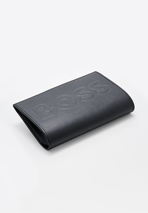 Portafoglio in pelle nera con design piegato e logo in rilievo "BOSS" sulla parte anteriore su uno sfondo chiaro e uniforme.