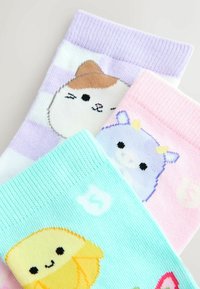 Tri para otroških nogavic: sivke barve s podobo mačke, roza z obrazom krave in mete z nasmejanim piščancem. Različni vzorci in barve.