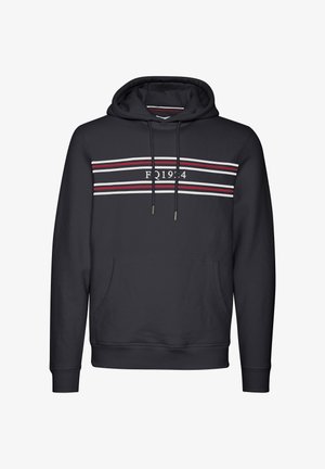 Tmavomodrý mikina s kapucňou a predným vreckom. Obsahuje biele a červené horizontálne pruhy s textom "FQ 1924" cez hruď.