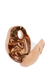 Kopparfärgad objekt med en slät, reflekterande yta och oregelbunden form. Har en cirkulär öppning och synliga beslag på insidan.