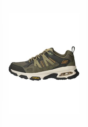 Baskets de sport vert olive avec tige en mesh et synthétique, semelle en caoutchouc noire, unité d'air rembourrée et accents orange sur les côtés.