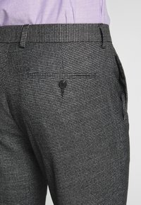 Isaac Dewhirst Tygbyxor - grey