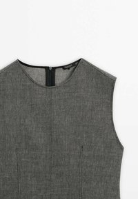 Robe sans manches grise avec un motif texturé à rayures, dotée d'une encolure ronde et d'une fermeture éclair dans le dos pour un enfilage facile.