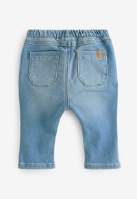 Shorts en denim bleu clair avec une taille élastique, deux poches arrière et des ourlets retournés. Finition usée pour ajouter de la texture.