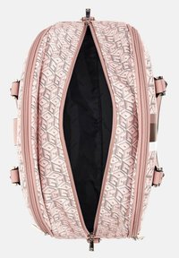 Roze reistas met een geometrisch ontwerp, ritsen en een ruime zwarte binnenkant. Lichtgewicht materiaal en gestructureerde vorm.