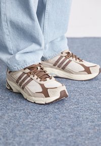 RESPONSE CL UNISEX - Sneaker low - beige/earth strata/alumina