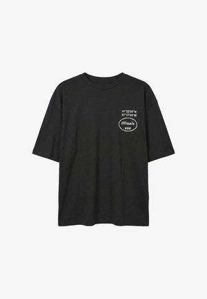 Juoda trumpomis rankovėmis marškinėliai su baltu tekstu kairėje krūtinės pusėje, kuriame pateiktos koordinatės ir užrašas „Illinois usa“ ovalo formos rėmelyje.