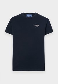 Tamsiai mėlynas trumpomis rankovėmis marškinėlis, pagamintas iš medvilnės, su mažu baltu logotipu ant krūtinės. Įprasto kirpimo su apvaliu iškirpimu.
