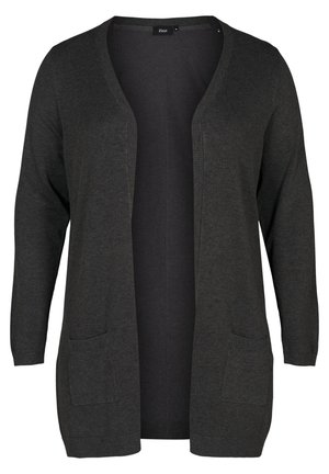 Tmavě šedý kardigan vyrobený z měkkého pleteného materiálu, s výstřihem do V, otevřeným předním dílem, dlouhými rukávy a dvěma předními kapsami.