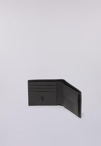 Černá kožená peněženka s strukturovaným povrchem, obsahující více přihrádek na karty a oddíl na hotovost, prezentována v otevřené poloze.