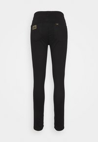 Černé skinny džíny s vysokým pasem, s hladkou texturou, dvěma zadními kapsami a hnědým logem na pásku.