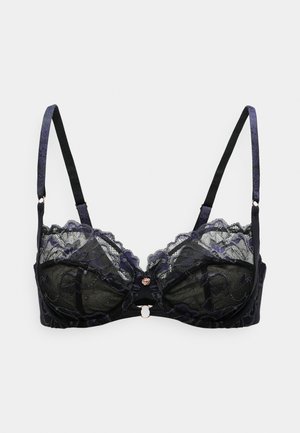 Črn čipkast modrček z valovitimi robovi, vijoličnimi naramnicami in satenskimi poudarki; ima cvetlični vzorec in okrasni središnji detajl.