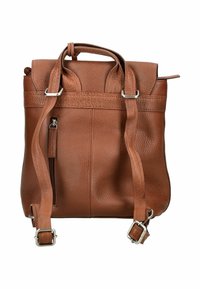 Zaino in pelle marrone con spallacci regolabili, maniglia superiore e tasca verticale con zip sul retro, su sfondo bianco.