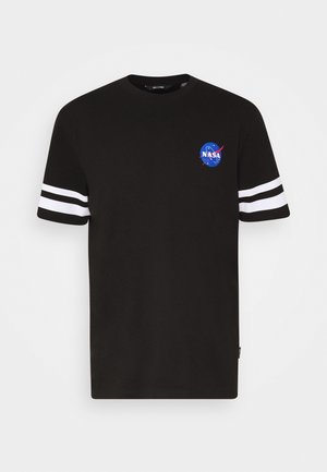 Czarna koszulka z krótkim rękawem z logo NASA na piersi i dwoma białymi paskami na każdym rękawie.