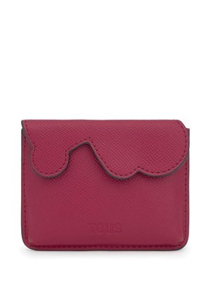 Mały czerwony portfel z fakturowanej skóry z zaokrągloną klapką i wytłoczonym logo TOUS na środku przodu.