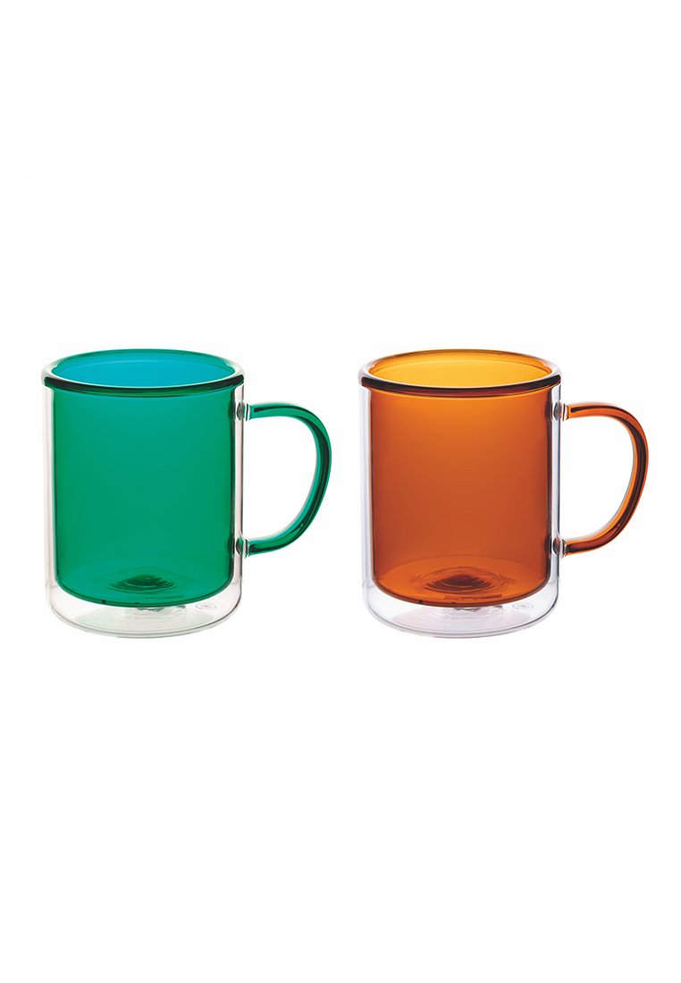 Dwa szklane kubki: jeden zielony z przezroczystym uchwytem, a drugi pomarańczowy o podobnym designie. Oba mają gładkie, cylindryczne kształty.