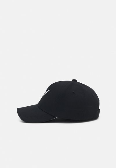Casquette de baseball noire avec une visière incurvée, texture en tissu, strap ajustable et un logo blanc contrastant à l'avant.