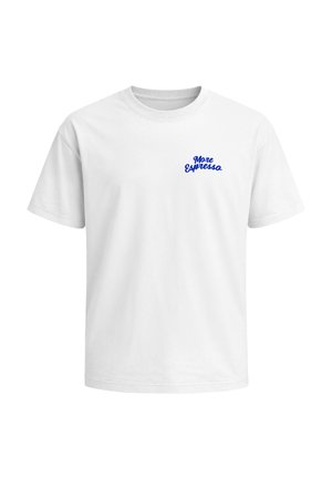 Weißes T-Shirt mit kurzen Ärmeln und blauem kursivem Schriftzug "More Espressa" auf der oberen linken Brust.