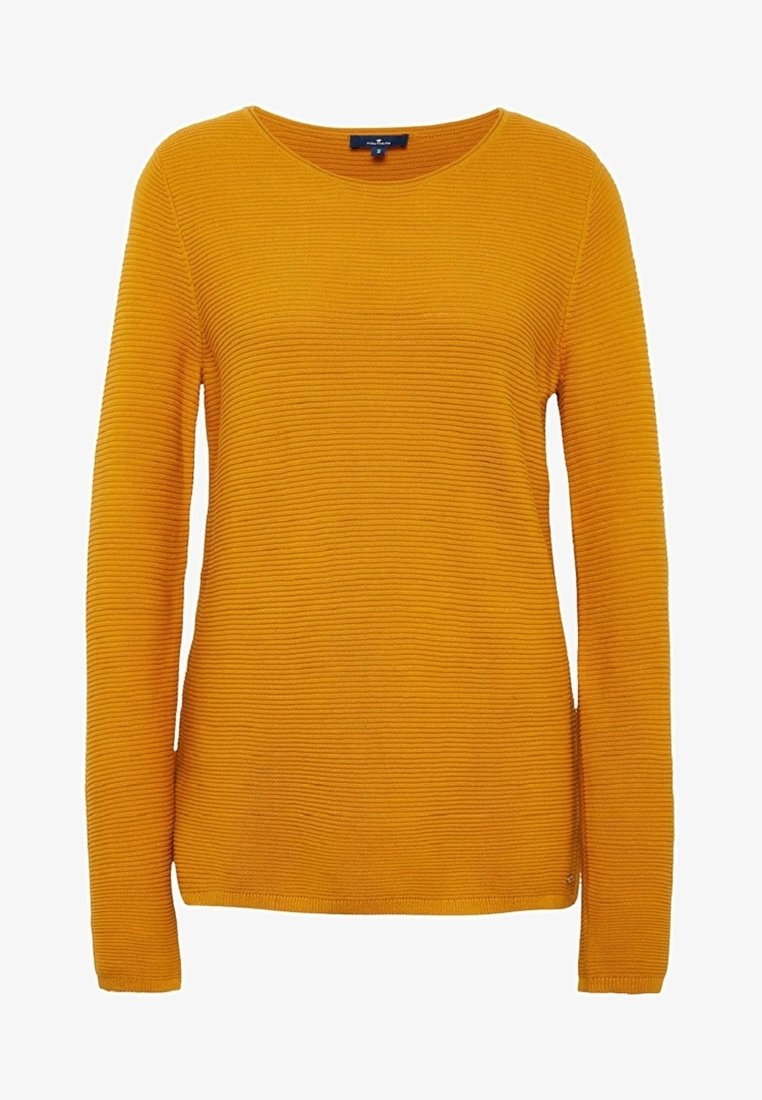 Pull en maille côtelée jaune moutarde à manches longues avec un col rond et une petite étiquette logo près de l'ourlet.