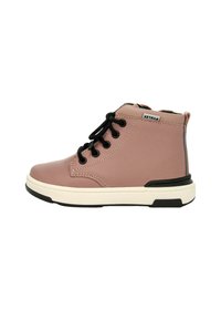 Sneaker alta rosa antico per bambini con lacci neri, suola bianca, dettaglio del tallone nero e etichetta del marchio vicino alla caviglia su sfondo bianco.