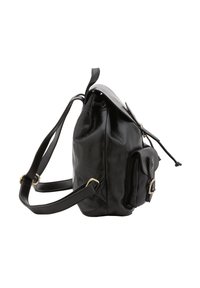 Sac à épaule en cuir noir avec une texture polie, doté d'une poche avant et d'accents en métal doré. Conçu pour un usage décontracté, avec des bretelles ajustables.