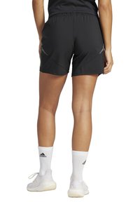 Zwarte sport shorts met een elastische tailleband, voorzien van reflecterende accenten en een lichte, vochtafvoerende stof.