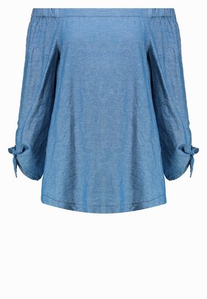 Niebieska bluzka bez ramiączek wykonana z lekkiego materiału, z rękawami do łokcia z wiązaniami i luźnym krojem.