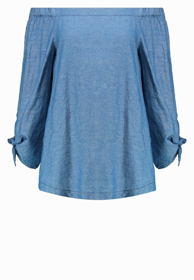 Ljusblå off-shoulder-blus med trekvartslånga ärmar knutna i rosetter vid ärmsluten, lös passform och texturerat tyg.