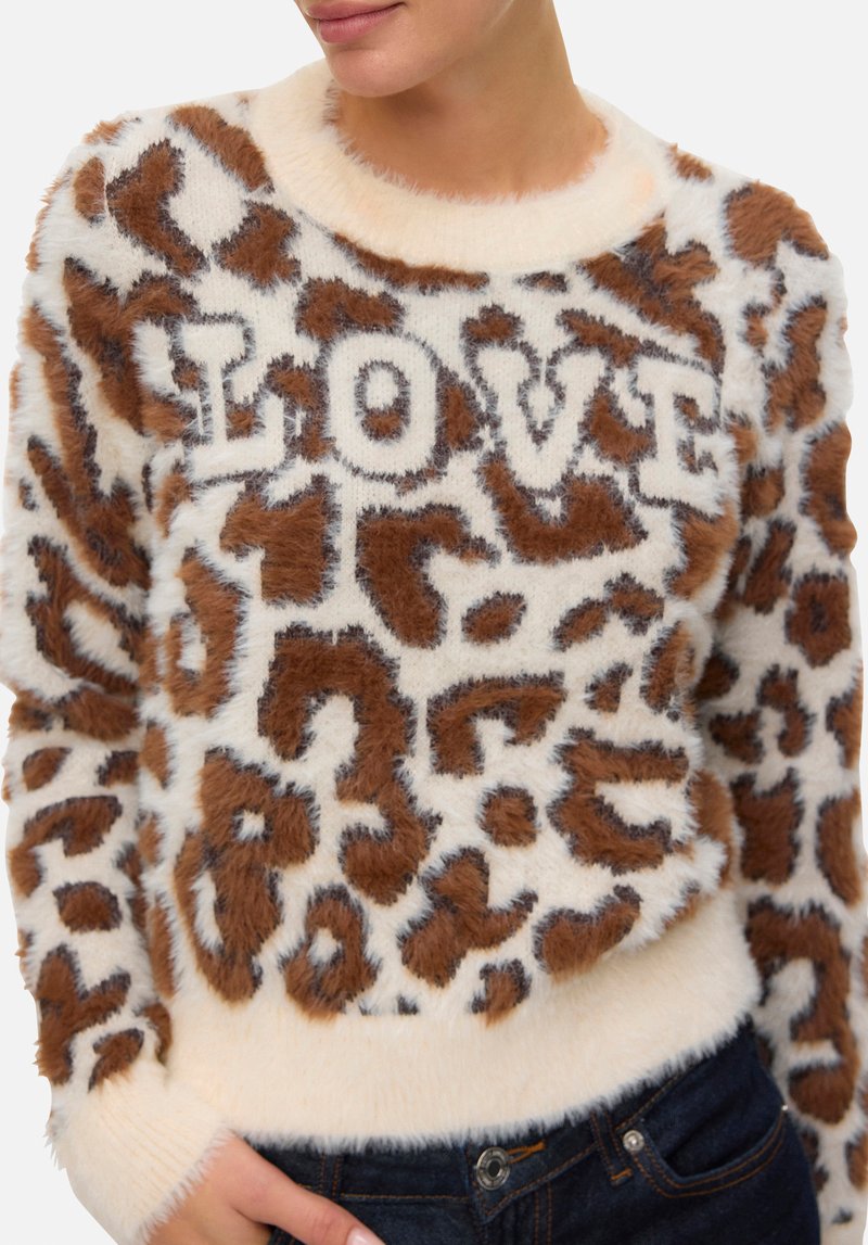 Maglione con stampa leopardata in tonalità crema e marrone, caratterizzato da una texture soffice e dalla scritta "LOVE" in lettere bianche sul petto. Scollo rotondo.