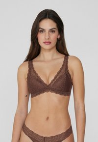 Krajkový bralette v tmavě hnědé barvě se zvlněnými okraji, trojúhelníkovým tvarem a širokými ramínky. Měkký materiál s jemným vzorem.