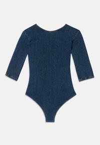 Traper bodysuit u tamnoplavoj boji s dugim rukavima i okruglim izrezom. Ima završene rubove i prilagođeni oblik s trosjednim izrezom.