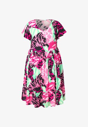 Kortærmet kjole i livlige pink, grønne og sorte dyremønstre; har V-hals og lagdelt flæsekant for en afslappet pasform.