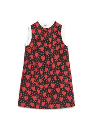 Vestito senza maniche nero con motivo a cuori rossi e pois, dotato di rifinitura a ruches bianche attorno ai fori delle braccia e al collo.