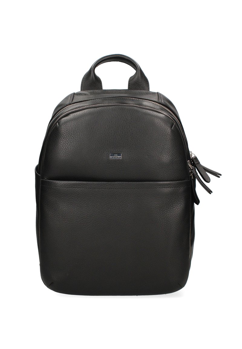 Sac à dos en cuir noir avec une surface texturée, un dessus arrondi, une poche zippée à l'avant et des bretelles doubles. Il dispose d'une poignée supérieure pour le transport.