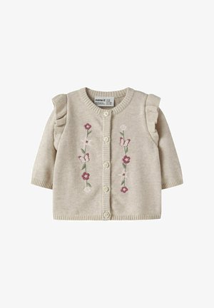 Bézs színű kötött baba kardigán fodros vállrésszel, gombos záródással, elöl hímzett rózsaszín és fehér virágokkal, valamint pillangókkal.