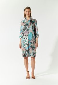 Langärmliges Kleid aus satinartigem Stoff mit einem bunten Paisleymuster in Blau-, Rosa- und Schwarztönen. Das Design umfasst einen Kragen und Knöpfe.