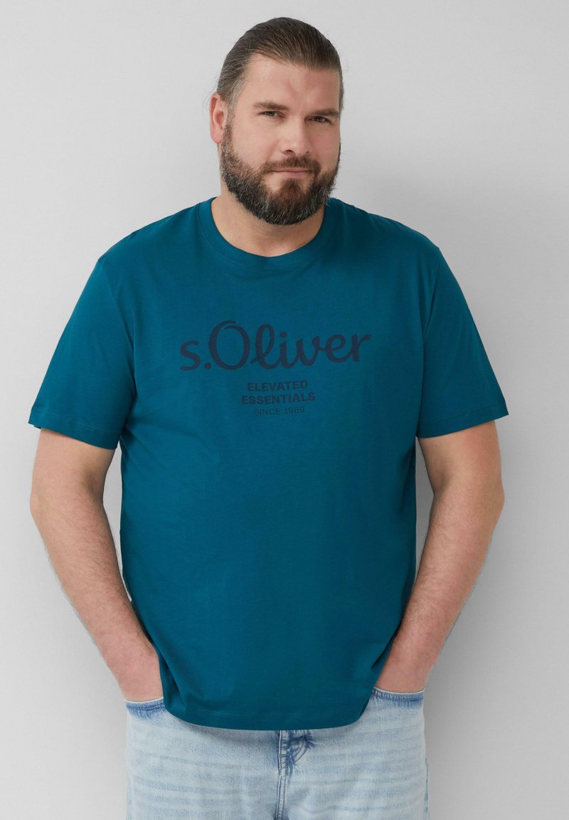 Teal katoenen T-shirt met een ronde halslijn en korte mouwen, met een donkerblauwe print van "s.Oliver" en tekst eronder.