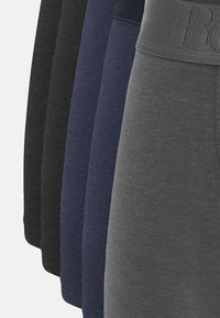 Cinq paires de boxers ajustés en noir, gris foncé, bleu marine et gris clair. Matière en coton doux avec une taille élastique portant un logo en relief.