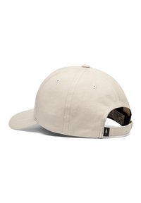 Beige katoenen baseballpet met een gebogen rand, verstelbare strap aan de achterkant en ventilatie-oogjes. Voorzien van een klein merklabel.