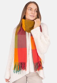 Bunter karierter Schal mit Mustern in Rot, Orange, Grün und Grau, verziert mit fringierten Kanten. Das Material wirkt weich und strukturiert.