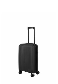 Valise rigide noire avec des rainures verticales, poignée rétractable et quatre roues pivotantes pour la mobilité. Texture lisse et matériau durable.