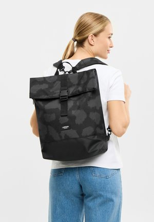 Fekete mintás hátizsák, felgörgő kialakítással, állítható pántokkal és sima felülettel. Az elején logó címke található.