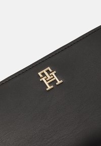 Tommy Hilfiger DISTINCT - Lompakko - black