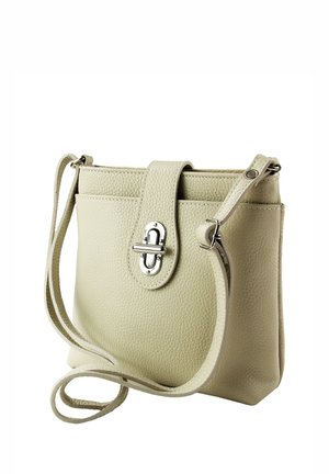 Beige Leder Umhängetasche mit strukturierter Oberfläche, verstellbarem Schulterriemen und einem vorderen Klappverschluss mit Silberverschluss und -beschlägen.