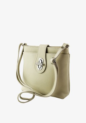 Beige Leder Umhängetasche mit strukturierter Oberfläche, verstellbarem Schulterriemen und einem vorderen Klappverschluss mit Silberverschluss und -beschlägen.