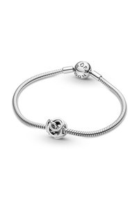 Bracciale in argento con design intrecciato, caratterizzato da un charm a forma di cuori con la scritta 'INSIEME' incisa e una chiusura rotonda con il logo del marchio.
