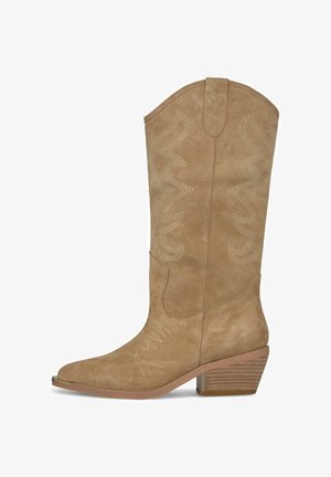 Tanfarbener Wildleder-Cowboystiefel bis zur Mitte der Wade mit spitz zulaufender Spitze, gestickten dekorativen Mustern, Zuglasche und gestapeltem Blockabsatz.